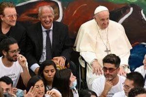 papa francisco y bono lanzan movimiento de defensa del medio ambiente