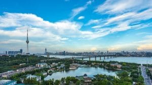 ponte do Rio Yangtze lago e arvores