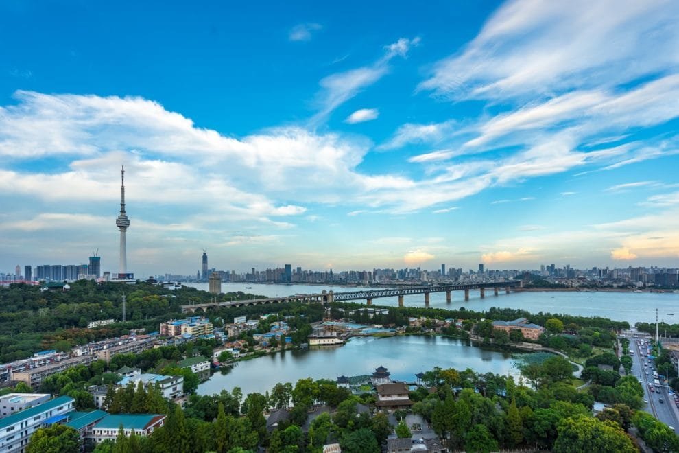 ponte do Rio Yangtze lago e arvores