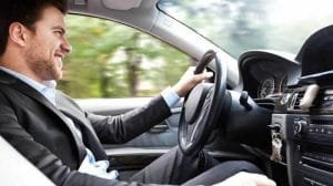 Hombre manejando