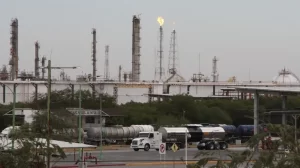 causa emisiones nocturnas habituales refineria