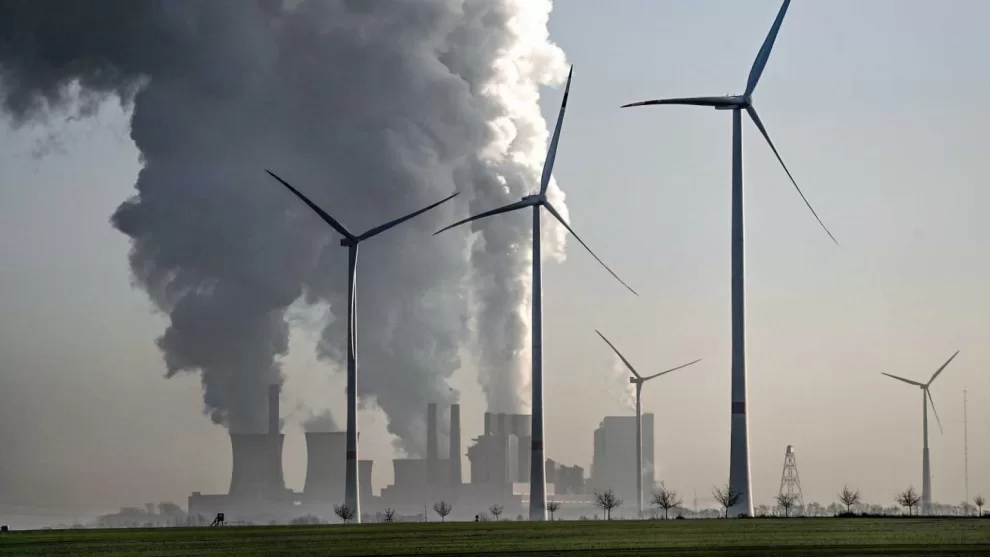 Emisiones energéticas se mantienen estables en medio del crecimiento de energía limpia 10 energia eolica y carbon 1536x864 1