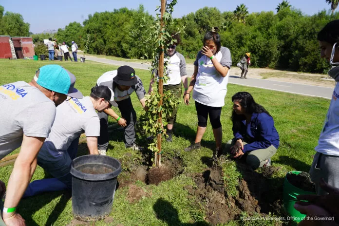 Jóvenes estadounidenses trabajan en favor del medioambiente 10 Cali 53213388486 4e6f15ce70 o v 696x464 1 jpg