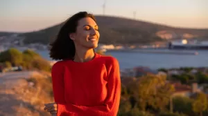 mujer joven sueter rojo magnifica puesta sol montana 343596 7213