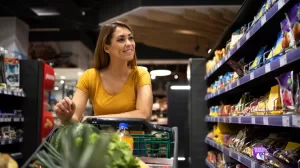 woman buying food supermarket 342744 1130