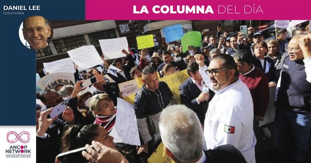 En el Estado de México, el Sindicato de Trabajadores del Sistema Nacional de Salud que comanda Antonio Monroy Gutiérrez, viene orquestando toda una campaña negra; lo hace desde los medios informativos, también amenazando a los trabajadores si estos no participan en sus movilizaciones y protestas. Su intención: crear inestabilidad para seguir cometiendo irregularidades. Trabajadores de la salud, bajo el anonimato por miedo a represalias y a perder su empleo, revelan lo que para todos es un hecho: la venta de plazas y el nepotismo que impunemente opera el lider de la gremial. Desde hace varias semanas ha sido el centro de atención debido a sus acciones que van en contra de la estabilidad laboral y la armonía institucional. Al interior del sindicato existe temor de que sus contratos ya no sean renovados. Es un hecho: El Sindicato intimida con no renovarlos. Quizá usted no lo sepa pero en México existen 3 mil 347 agrupaciones sindicales con registro y/o toma de nota ante la Secretaría del Trabajo y Previsión Social (STPS), y en común, entre sus funciones está el velar por las condiciones mínimas de los trabajadores en materia laboral, sanitaria y social, así como también recoger la voluntad de sus afiliados y proporcionales un espacio para el debate y el acuerdo. La notoriedad de los sindicatos, al menos de algunos muy conocidos se hace presente cuando negocian sus contratos colectivos de trabajo, o bien buscan mejoras en las revisiones salariales. Sin embargo para muchos algo es muy real, el sindicalismo mexicano no se distingue por su transparencia; hay opacidad, manejos turbios, y la constante siempre es que con toda incrustan a familiares y aviadores. El sindicato de Salud no escapa a ello, pero ahora imprime presión y hace de todo para desacreditar a la titular de la Secretaría, Macarena Montova Olvera. Recurre a las amenazas, quiere todo el poder y el control de lo qe viene.. las plazas de IMSS Bienestar. Su bandera exigir la basificación del personal contratado, con justicia y equidad («primero en tiempo, primero en derecho»), incluyendo a los trabajadores temporales. Pero su activismo sinrazon es meter presión con movilizaciones en Toluca que, a propósito, son muy pobres en lo que hace a sus covocatorias. A las trabajadoras y trabajadores se les notificó que de no participar en las movilizaciones, su contrato ya no sería renovado. Así de oscuro el actuar de Antonio Monroy Gutiérrez, como secretario general del Sindicato, quien presuntamente ha cometido varias irregularidades, como la venta de plazas y que el "Bono Covid" otorgado a los trabajadores de la salud que trabajaron ininteIrrumpidamente en el contexto de la pandemia sólo se haya entregado a algunos. Trabajadores de la Coordinación Zinacantepec Jurisdicción Toluca del Instituto de Salud del Estado de México (ISEM) denuncian que las plazas de enfermería del área médica presuntamente son otorgadas a conveniencia del Sindicato. Esta no es la primera ocasión que se denuncian posibles actos de corrupción al interior del sistema de salud mexiquense, pues en anteriores administraciones se ha acusado a autoridades de centros de salud y clínicas la asignación de plazas a discrecionalidad. El cierre de calles, las acciones desestabilizadoras y las demandas sindicales sin fundamentos claros, son señales preocupantes de discordia que deben ser abordadas con prontitud y determinación. La exigencia de licencias sindicales y la reincorporación de trabajadores despedidos por motivos de afiliación sindical, sin un respaldo claro de representatividad sindical reconocida por las autoridades pertinentes, plantea serias dudas sobre la legitimidad de este sindicato.