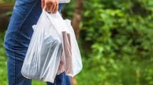 El viaje de la bolsa de plástico: innovación, contaminación y prohibición