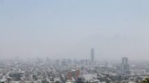 Ciudad con smog y visibilidad reducida
