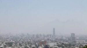 Ciudad con smog y visibilidad reducida