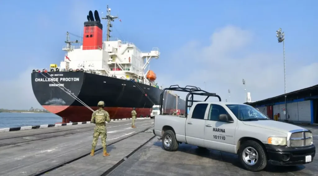 Videos revelan la red del crimen fiscal: El nuevo fraude del combustible 10 Buque en puerto con vigilancia militar.