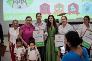 El pasado martes, el gobierno municipal de "Zihuatanejo", encabezado por la presidenta "Lizette Tapia Castro", entregó premios y certificados