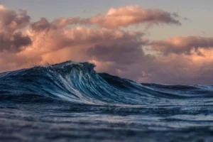 Olas del mar bajo nubes rosas