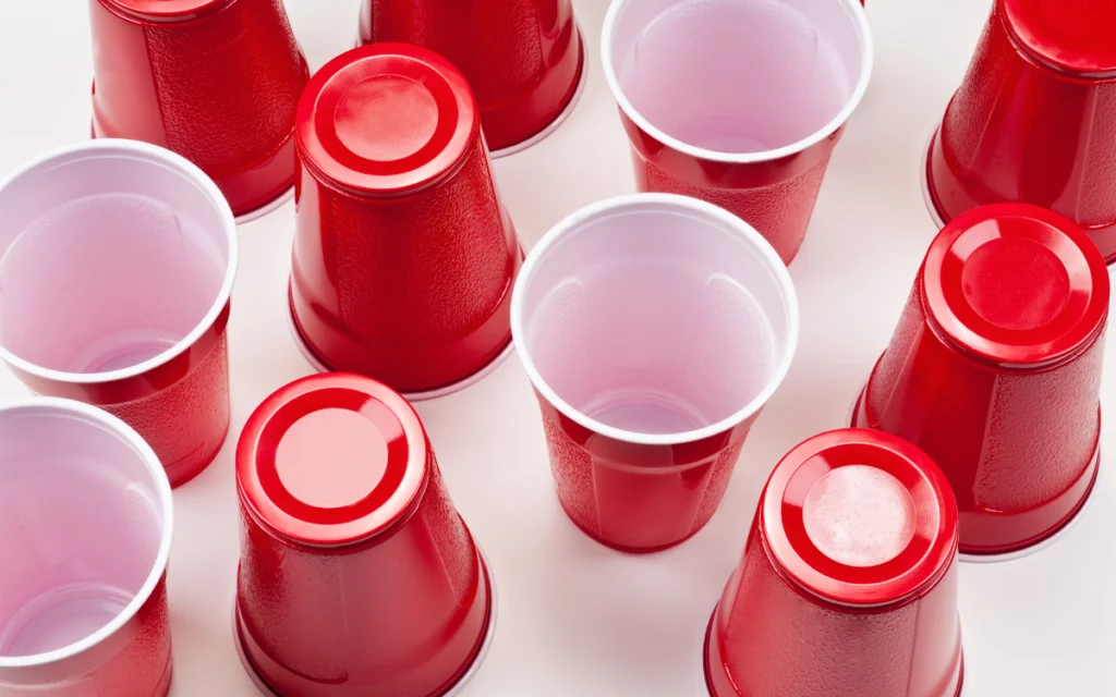 vasos rojos de plástico