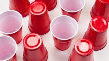 vasos rojos de plástico