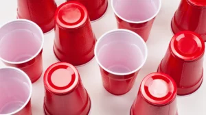 vasos rojos de plástico