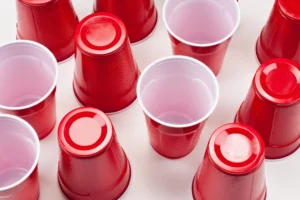 vasos rojos de plástico